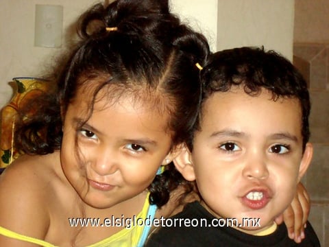 23112009 Mónica Montserrat y su hermanito José Carlos Mata Massú, captados recientemente.