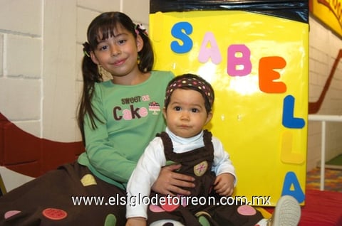 21112009 Ivana e Isabella Torres Guerrero cumpieron ocho y un año de edad, respectivamente.
