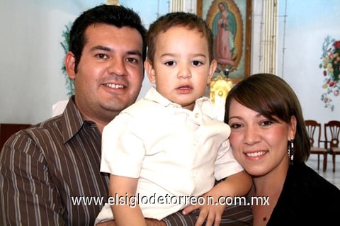 21112009 Santiago acompañado por sus papás, Sres. Alejandro Herrera y Karina Chávez.