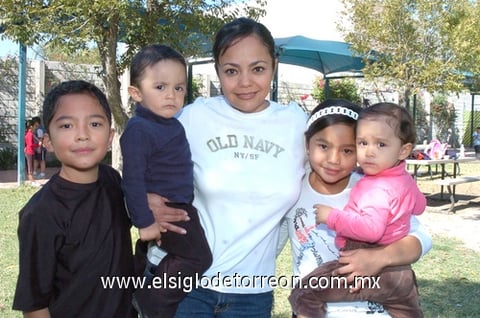 21112009 Manuel Martínez, Quique y Carolina Betancourt, Karol Martínez y Camila Betancourt disfrutaron de una convivencia escolar.