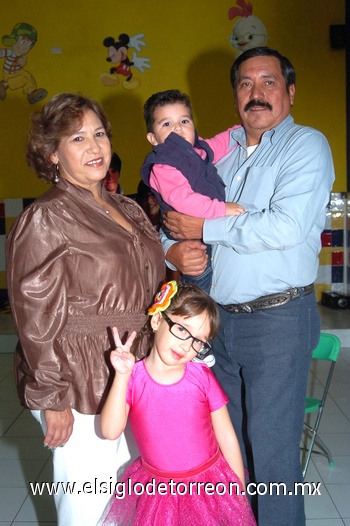 21112009 Jocelyn Anahí Fernández cumplió 5 años  y estuvo acompañada de Graciela, Manuel y Érick.