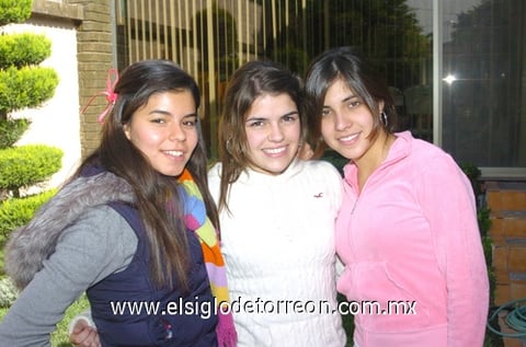 21112009 Las amigas Andrea Once, María Larrinaplaga y Cecilia Vera.