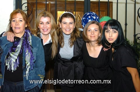 21112009 Nora Ríos de De la Torre festejó su cumpleaños en compañía de Gaby Fierro, Sandra Ríos, Cynthia Andrade y Martha Sánchez.