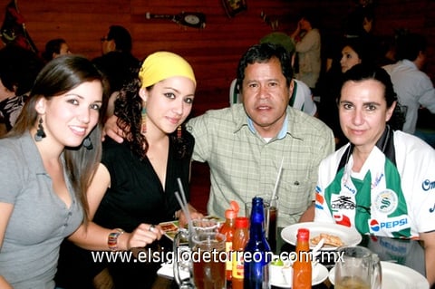 22112009 Familia Villanueva Jaik: Roberto y Adla con su hija Adla, los acompaña Karem Félix.