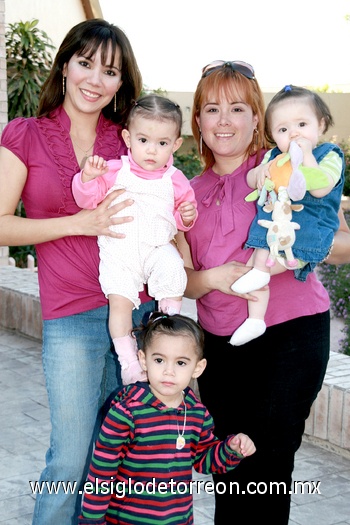 22112009 Tania García, Marcela y Marifer, Leila y Leidani de Landeros.