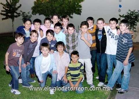 15112009 Said Murra con sus amigos el día de su cumpleaños.