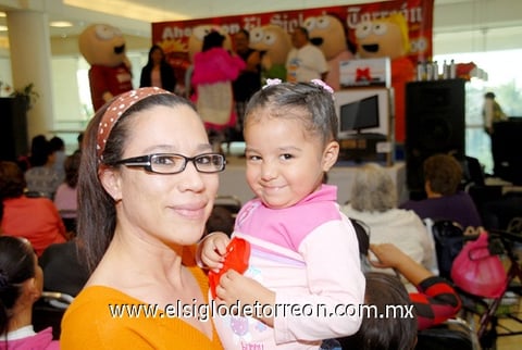 15112009 Guadalupe Delgado y Mariana Villarreal disfrutaron del espectáculo previo al sorteo.