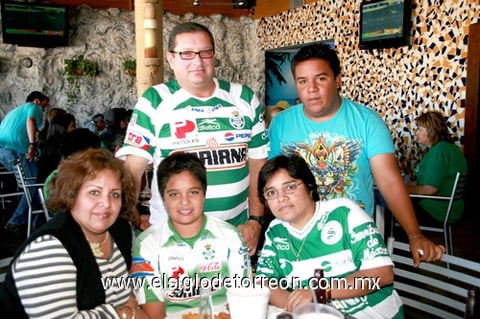 22112009 Familia García González: Sergio y María del Rosario, con sus hijos Jorge Luis y Carlos Mauricio, los acompaña Pilar González Pineda.