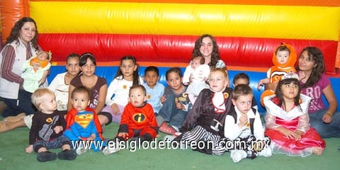 22112009 El festejado acompañado por un numeroso grupo de amiguitos en su fiesta de cumpleaños.