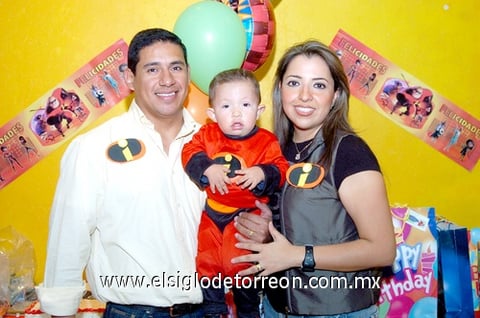 22112009 Acompañan al cumpleañero sus papás, Ing. Rafael Orozco Guerrero e Ing. Montserrat Gaucín Hernández.