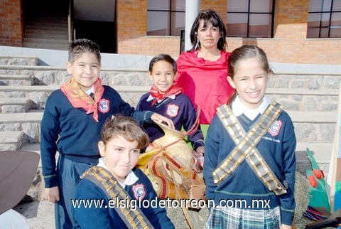 22112009 Profesora María Elena con sus alumnos Salvador Tostado, Andrés Gaytán, Alejandra Quezada y Sofía García.