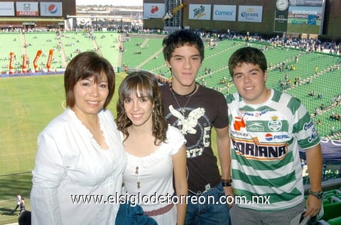 22112009 Familia.  Julieta Echávarri, Karla Echávarri, Andoni Ibarlucea y Eduardo Echávarri.