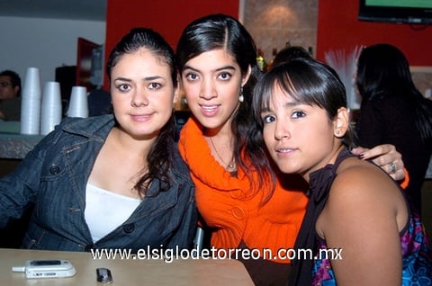 22112009 Se divierten. Karina Jaidar, Marifer Villalobos y Valeria Robles.