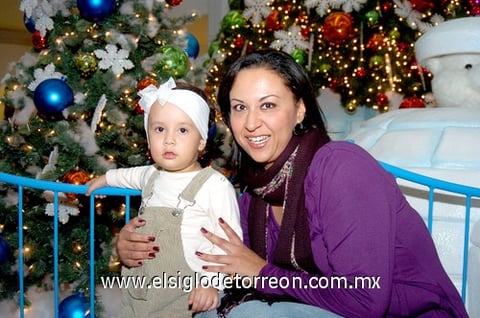 25112009 Mariana Amozurrutia acompañada de su mami, Alejandra Artea.