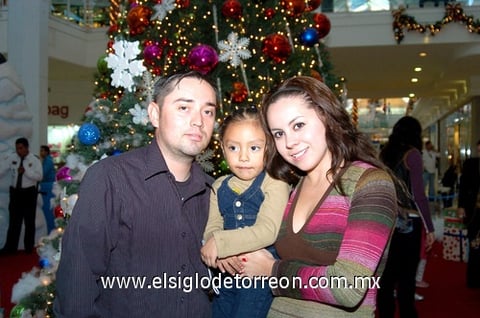 25112009 Rogelio, Karla y su ahijada Valeria.