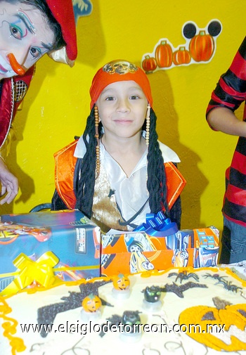 25112009 Carlos Gabriel Romero García se divirtió en su fiesta vestido como Michael Jackson.
