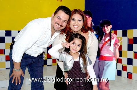25112009 César y Karina Preciado con Karime Preciado Serrano.