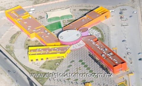 El CRIT forma un rehilete con sus 5 edificios que se asemeja en su interior a un parque de diversiones donde se juega a la 'Casita' en una de tamaño natural.