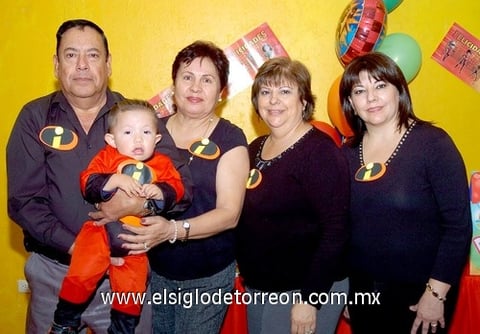 26112009 Captados junto a Rafa Orozco Gaucín el día de su cumpleaños, Tomás Orozco Fraire y Magda Guerrero de Orozco; Lupita Hernández de Gaucín y Mary Cruz Hernández de Fernández.