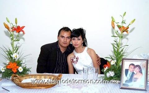 26112009 Rubén Octavio López López y Victoria Barraza Andrade, captados en su fiesta prenupcial.