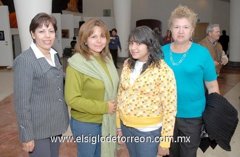 26112009 Estela, Bety, Frida y Alejandra. EL SIGLO DE TORREÓN / FERNÁNDO COMPEÁN