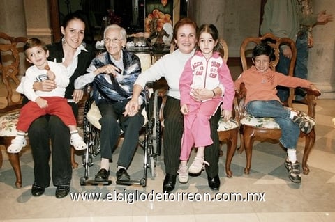 26112009 Doña Irma Franco de Grageda con su hija Elena, su nieta Susana y sus bisnietos Juan Carlos, Fernanda y Roberto.
