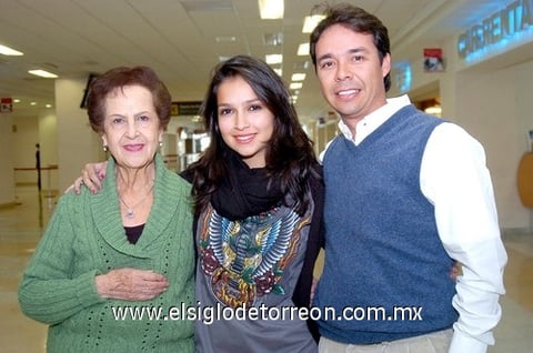 26112009 Francia. Marifer Cristophe viajó a Niza y fue despedida por su abuelita Georgina de García y su tío Arturo Mendoza.