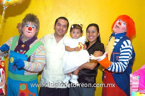 28112009 Alicia Álvarez Saucedo fue festejada al cumplir un año de vida por sus papás Jesús Alfonso Álvarez y Brenda Alicia Saucedo, y acudieron unos payasitos a alegrar el festejo.