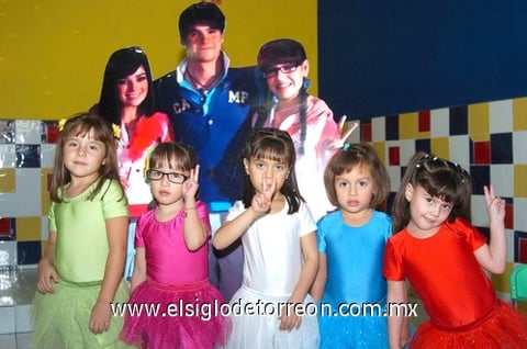 28112009 Isabella Ruiz, la festejada por sus cinco años de vida Jocelyn Anahí Fernández Serrano, Victoria Arellano, Alexandra Rodríguez y Maryjose Ramírez.