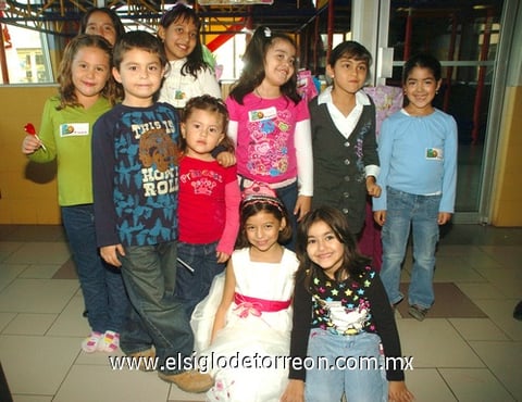 28112009 Andrea Mayela de la Rosa Santana en su fiesta junto a sus abuelitos: Miguel Ángel Santana, Carmen Ortiz de Santana y Elvira Flores de la Rosa.