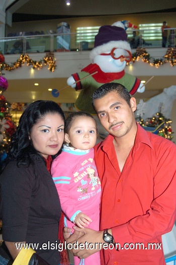 28112009 Érika Lozano, José Fuentes y la pequeña Joseline Fuentes.