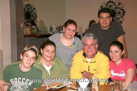 28112009 Armando y Ruth Navarro, con sus hijos Tuthy, Ángela, Armando y Alberto.