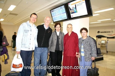 27112009 México. Ven Thubxen y Patricio Ortiz, los despidieron Lucía Puga y Gilda Urbina.