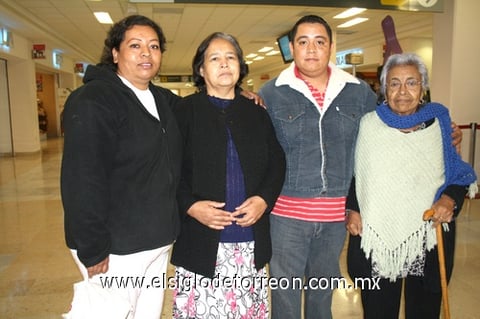 28112009 Tabasco. Josefina Hernández fue despedida por Norma, María del Refugio y David Puentes.