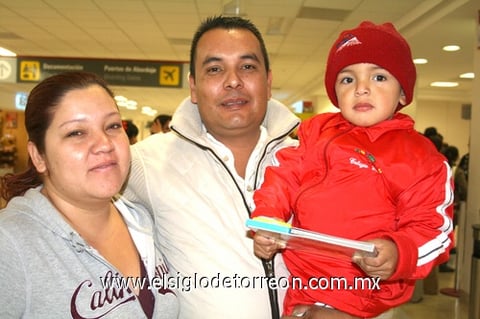 30112009 Distrito Federal. Édgar Castañeda fue despedido por su esposa Celia Hernández y su hijo Leonardo Castañeda.