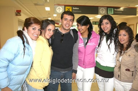 30112009 Puebla. Roberto Lares fue recibido por Citlali Casas, Nuria Maynez, Marcela Rocha, Fernanda Gómez y Victoria Nevárez.