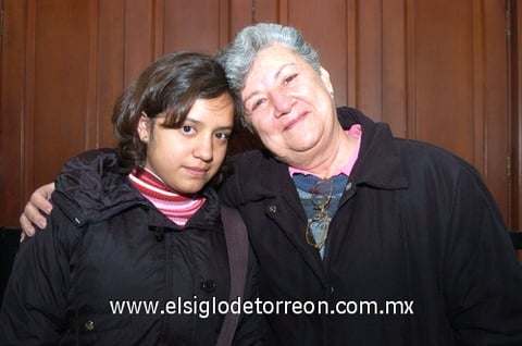 28112009 Disfrutan del concierto. Estela González, Laura García, Lauro García Cano y Lizeth Reyes.