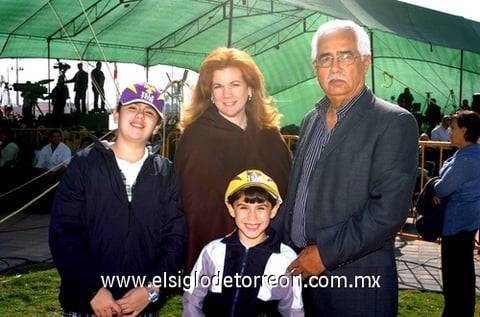 30112009 Ricardo, Isabella, Anaida y Ernesto.