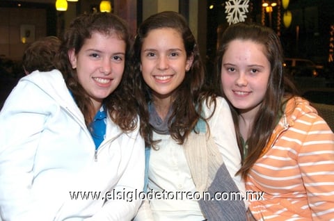 30112009 Magdalena Rocha, Marisofi Barrios y Regina González.