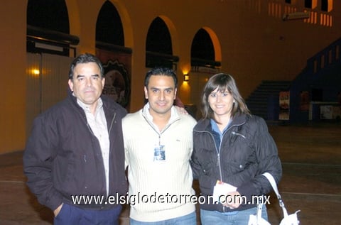 30112009 En el concierto. Arturo Acosta, Jorge Mata y Alejandra de Acosta.
