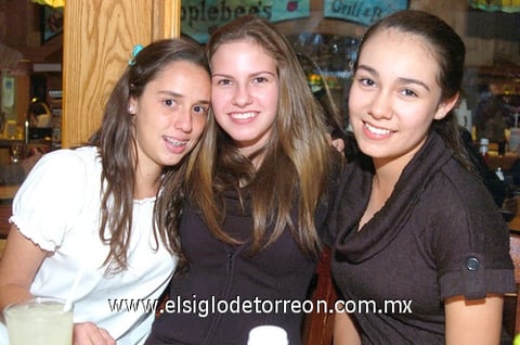 29112009 Marifer Mesta, Daniela Murra y Ana Cris Galván.