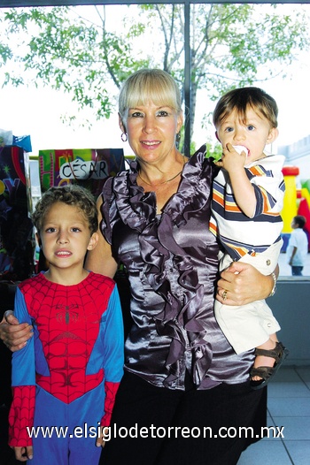 29112009 César Augusto y Bruno Ramírez Montemayor el día de su fiesta de seis y un año, respectivamente, en compañía de su abuelita Rosa María Daniel.