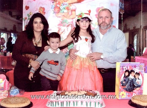 29112009 Disfrutando de una bonita celebración, la cumpleañera en compañía de sus papás, Olga y Guillermo; así como su hermanito Cristóbal.