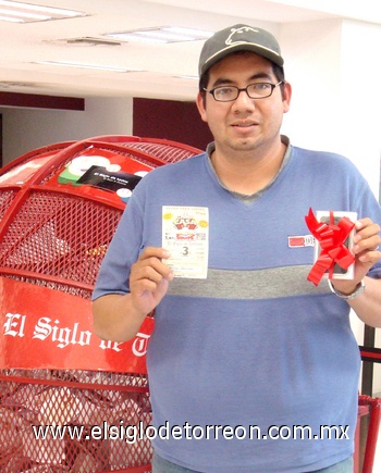 29112009 Felipe Berumen Villasana, ganador de un Ipod Touch.