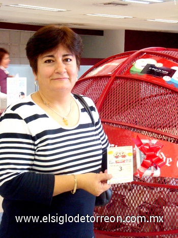29112009 Haydé Rojas Román, ganadora de un Ipod Touch.