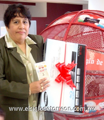 29112009 Martha Beatriz Cerda, ganadora de Blue Ray.