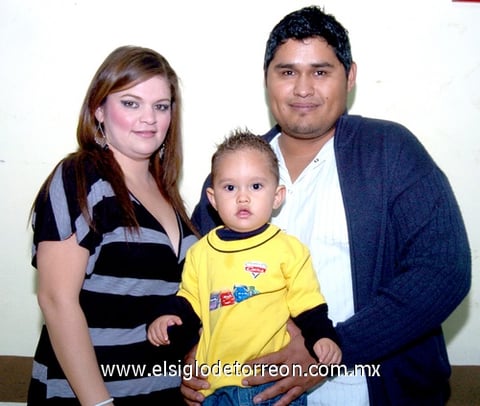 29112009 El pequeño Santiago Alba Navarrete celebrando su primer año de vida, en compañía de sus padres, Sres. Joel Luis Alba Rodríguez y Jacqueline Navarrete de Alba.