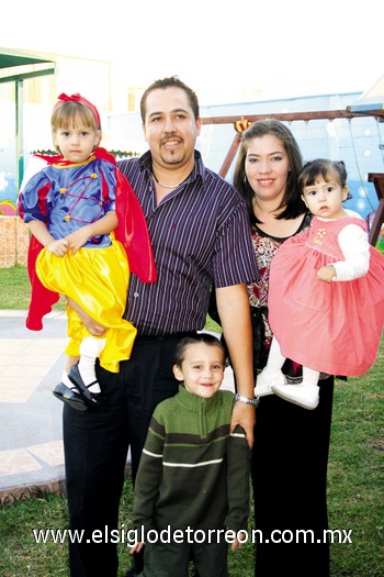 29112009 Ángela Campos Vargas fue festejada en su tercer año de vida por sus papás Luis Campos Compeán y María Goretti Vargas, y por sus hermanos Luis Antonio y Marisol.