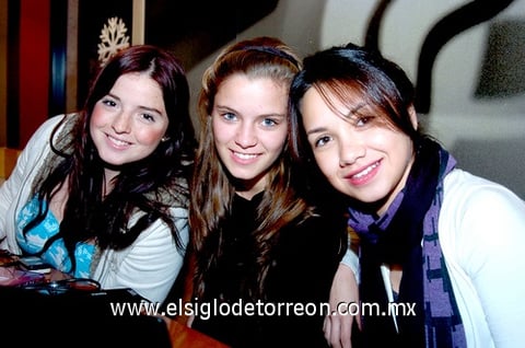29112009 En plena charla. Diana Montes, Valeria de la Garza y Daniela Gutiérrez.