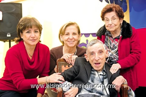 29112009 Toño Flores en su cumpleaños, acompañado por su mamá Mercedes de la Fuente de Flores y sus hermanas Meche y Georgina.